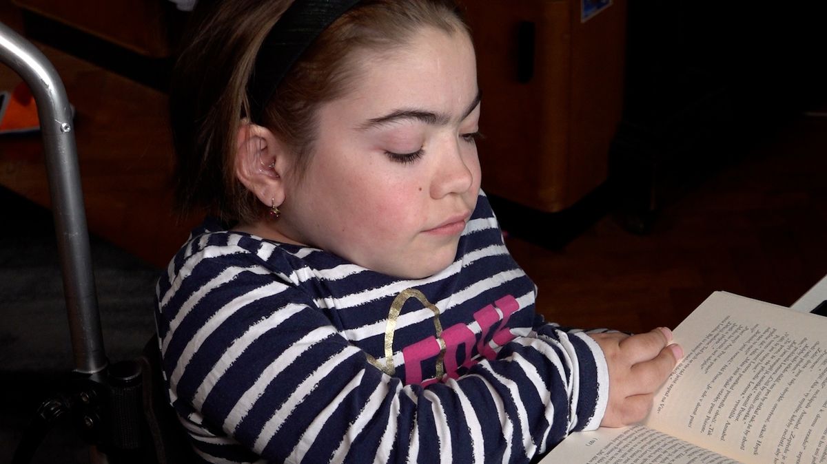 Po operaci páteře patnáctiletá Jaruška ochrnula, speciální přístroj jí pomůže rozhýbat tělo